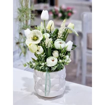 Fehér mintás kerámia kaspó díszítve élethű, minőségi prémium tulipánokkal, zöldekkel, tavaszi virágokkal, mentazöld boglárkákkal, mentazöld bársonyszalaggal-asztaldíszek-álom kertem