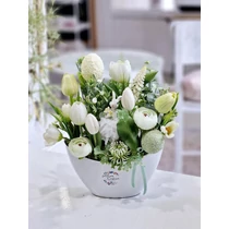 Fehér műanyag csónaktál díszítve kerámia nyuszival, prémium minőségű gumi tulipánokkal, tojásokkal, tavaszi virágokkal, zöldekkel-asztaldíszek-álom kertem