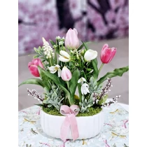 Fehér kerámia kaspó díszítve prémium minőségű polifoam tulipánokkal, zöldekkel, tavaszi virágokkal-asztaldíszek-álom kertem