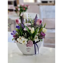 Fehér műanyag csónakkaspó díszítve prémium minőségű polifoam tulipánokkal, zöldekkel, tavaszi virágokkal-asztaldíszek-álom kertem