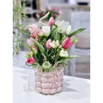 Rózsaszín mintás kerámia kaspó díszítve élethű, minőségi prémium tulipánokkal, zöldekkel, tavaszi virágokkal, bársonyszalaggal-asztaldíszek-álom kertem