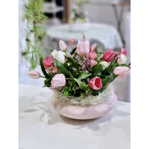 Rózsaszín lapos kerámia kaspó díszítve, élethű, prémium minőségű gumi tulipánokkal, zöldekkel-asztaldíszek-álom kertem