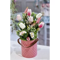 Rózsaszín bádogkaspó bőr füllel, díszítve minőségi, polifoam tulipánokkal, tavaszi virágokkal, zöldekkel-asztaldíszek-álom kertem