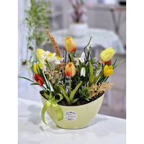 Sárga műanyag csónakkaspó díszítve, élethű, minőségi tulipánokkal, zöldekkel, tavaszi virágokkal-asztaldíszek-álom kertem