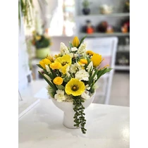 Különleges talpas kerámiatál díszítve minőségi, élethű prémium gumi tulipánokkal, tavaszi virágokkal, zöldekkel-asztaldíszek-álom kertem