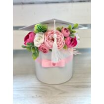 Fehér papírdoboz ballagós kalappal, díszítve minőségi selyemvirágokkal, zöldekkel, rózsaszín szalaggal, masnival-ballagási ajándék-álom kertem