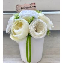 Fehér kerámia kaspó díszítve minőségi selyemvirágokkal, zöldekkel, választható táblával.-ballagási ajándék-álom kertem