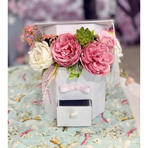 Fehér ballagós kalapos papírdoboz díszítve minőségi selyemvirágokkal, zöldekkel, a dobozban fiókkal, ahova elhelyezhető a kisebb ajándék vagy a pénz-ballagási ajándék-álom kertem