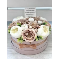 Tejeskávé színű papírdoboz díszítve minőségi selyemrózsákkal, zöldekkel, csillogó szalaggal és masnival, idézetes fa táblával.-esküvői dekoráció-álom kertem