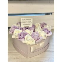 Halvány lila szív papírdoboz díszítve minőségi polifoam rózsákkal, masnival, idézetes fa táblával-esküvői dekoráció-álom kertem