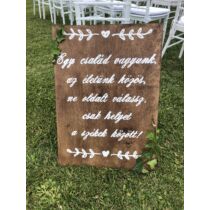 Bérelhető barna színű fatábla, kézzel festett fehér felirattal, inda mintával, és szívecskével. 70x50 cm.-esküvő-álom kertem