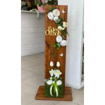 82x30 cm-es fa állvány dió színűre festve, díszítve fehér és citromsárga minőségi selyemvirágokkal, édes otthon felirattal, műfüves kockával tulipánokkal, zöldekkel-dekorációs állvány-Álom Kertem