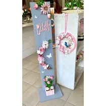 122x33 cm-es fa állvány szürke színűre festve, díszítve Helló tavasz fa felirattal, minőségi selyemvirágokkal, az alján fa kockában élethű gumi tulipánokkal-dekorációs állványok-Álom Kertem