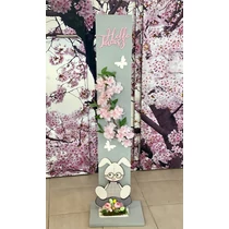 Kb 122x31 cm-es fa állvány szürke színre festve, Hello Tavasz felirattal, minőségi selyem barackvirág ágakkal, fa nyuszival, ami cserélhető Húsvét után a fa kockára-dekorációs állványok-Álom Kertem