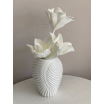 Fehér kerámia bordázott váza, egyedi formakialakítással-ajándéktárgyak-álom kertem