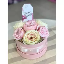 Rózsaszín papírdoboz díszítve minőségi selyemvirágokkal, nőnapi táblával-nőnapi ajándék-álom kertem