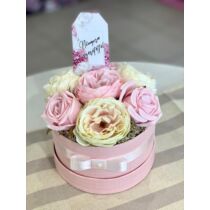 Rózsaszín papírdoboz díszítve minőségi selyemvirágokkal, nőnapi táblával-nőnapi ajándék-álom kertem