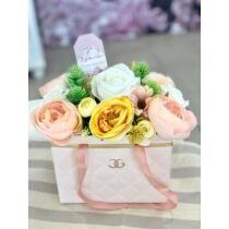 Rózsaszín papír táska díszítve minőségi selyemvirágokkal, nőnapi táblával-nőnapi ajándék-álom kertem