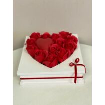 Fehér fa doboz szív mintázattal, díszítve piros illatos szappanrózsákkal, piros gipsz szívvel, piros bársonyszalaggal, masnival-valentin napi ajándék-álom kertem