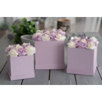 Lila négyszögletű papírdoboz vanília színű pöttyökkel lila és krém színű polifoam rózsákkal díszítve-virágboxok-álom kertem