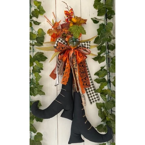 Őszi ajtódísz fekete boszorkány csizmákkal, őszi levelekkel, termésekkel, őszi szalagokkal-ajtódíszek-álom kertem