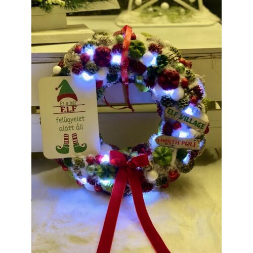 Szalma alap díszítve termésekkel, csillogó bogyókkal, Elf manó táblával, útjelző táblákkal, led világítással-Karácsonyi ajtódíszek-alomkertem