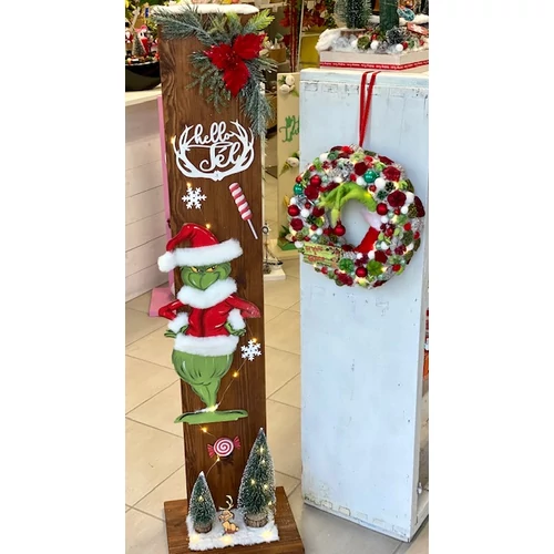 Szalma alap díszítve termésekkel, csillogó bogyókkal, Grinch kézzel, fa táblával, cukorkával, üveg gmbökkel, 32 cm  122x31 cm-es fa állvány mogyoró barnára festve, nagy fa grincs figurával, fenyőfákkal, szarvassal, mű fenyőágakkal, Hello tél felirattal, f