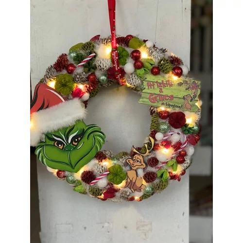 Szalma alap díszítve termésekkel, csillogó bogyókkal, nagy fa Grincs fejjel, Itt lakik a Grincs fa táblával, Grincs kutyával, led világítással-Karácsonyi ajtódíszek-alomkertem