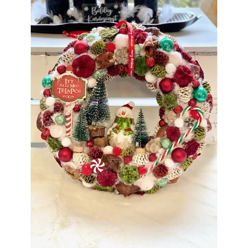 Szalma alap díszítve termésekkel, üveg gömbökkel, bogyókkal, kerámia figurával, fenyőfákkal, fa táblával, műanyag cukorka  rúddal, led világítással-Karácsonyi ajtódíszek-alomkertem