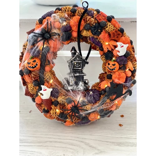 Szalma alap díszítve termésekkel, világítós szellemházzal, pókhálóval, pókokkal, szellemekkel, fekete macskával, Halloween tökökkel, fekete bársonyszalaggal, rejtett led fényfüzérrel-ajtódíszek-álom kertem
