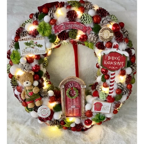 Szalma alap díszítve termésekkel, csillogó bogyókkal, Mackóval, ajtóval, gipsz karácsonyi figurákkal, Boldog Karácsonyt fa táblával, led világítással-Karácsonyi ajtódíszek-alomkertem