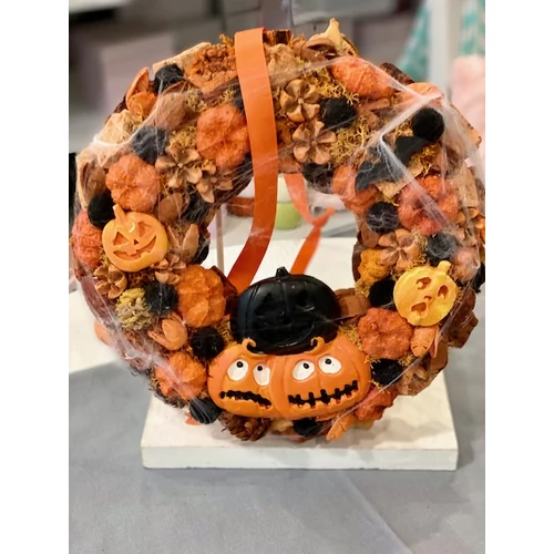 Szalma alap díszítve termésekkel, gipsz tökfejekkel, denevérrel, pókhálóval-ajtódíszek-álom kertem