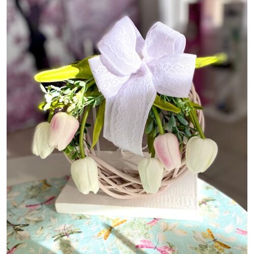 Rózsaszín vessző alap díszítve minőségi, élethű gumi tulipánokkal, zöldekkel, nagy csipkés masnival-ajtódíszek-álom kertem