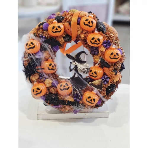 Szalma alap díszítve termésekkel, fa boszorkánnyal, denevérrel, pókkal, pókhálóval, Halloween felirattal, világítós tökfejekkel-ajtódíszek-álom kertem