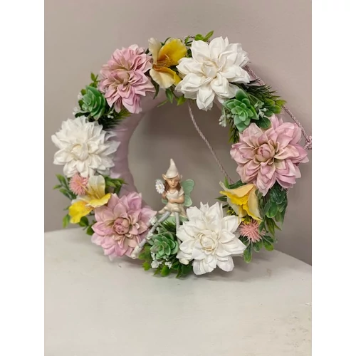 25 cm-es alap díszítve fehér és rózsaszín dáliákkal, zöldekkel, középen lógó lábú mentazöld színű tavasztündérrel.-ajtódíszek-álom kertem