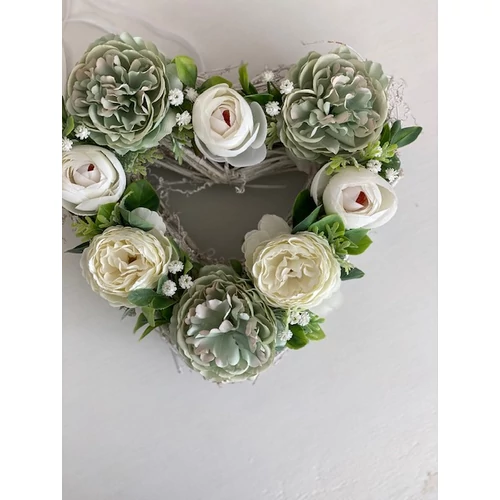 Szív alakú vessző alap díszítve fehér és zöld minőségi selyemvirágokkal, zöldekkel-ajtódíszek-álom kertem