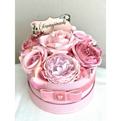 Rózsaszín bordázott papírdoboz díszítve rózsaszín selyemvirágokkal, rózsaszín bársonymasnival-virágboxok-álom kertem