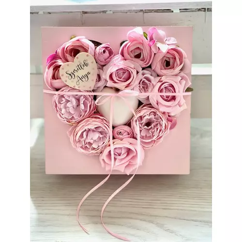 Rózsaszín fa doboz szív formájú kivágással, díszítve rózsaszín minőségi selyemvirágokkal, fehér gipsz szívvel-virágboxok-álom kertem