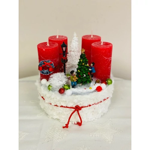 Fehér pihe-puha tál díszítve piros gyertyákkal, piros, zöld és fehér bogyókkal, karácsonyfát díszítő figurával, fehér fenyőkkel-karácsonyi dekoráció-álom ker