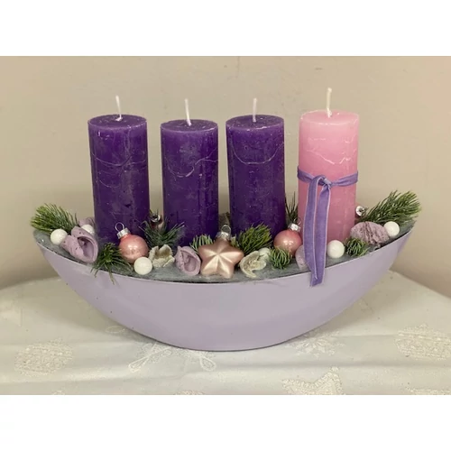 Halvány lila csónaktál díszítve lila és rózsaszín gyertyákkal, lila termésekkel, minőségi műfenyőkkel, fehér bogyókkal, rózsaszín üveggömbökkel, rózsaszín csillaggal, és lila bársony szalaggal-karácsonyi dekoráció-álom ker