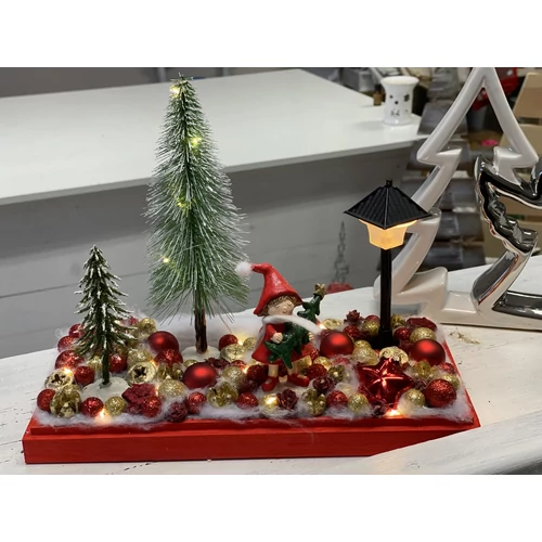Piros fa láda díszítve piros-arany termésekkel, bogyókkal, piros üveggömbökkel, fenyőfákkal, kerámia kislánnyal, világító lámpával, ami hideg és meleg világítást is tud-karácsonyi dekoráció-álom ker
