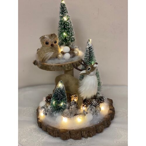Két szintes fakorong alap díszítve fenyőfákkal, bagollyal, szarvassal, led világítással, termésekkel, bogyókkal-karácsonyi dekoráció-álom ker