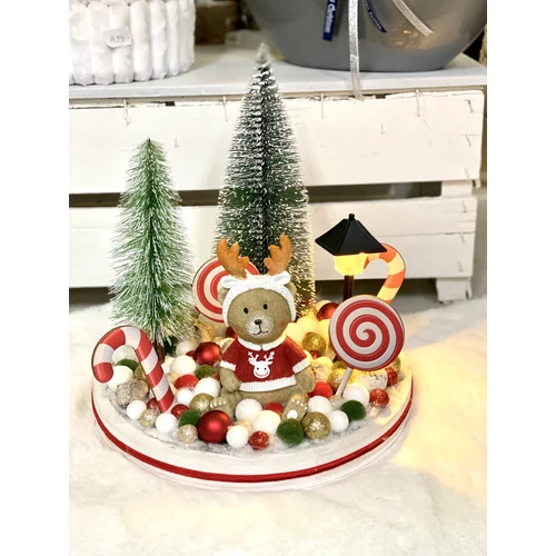 Fehér fa tàlca díszítve piros, zöld, arany és fehér csillámos bogyókkal, termésekkel, világítós lámpással, amely hideg és melegfényt is tud, fenyőfákkal, kerámia macival, fa cukorkàkkal-Karácsonyi asztaldíszek, adventi koszorúk-álom kertem