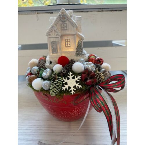 Piros karácsonyi kerámiatál díszítve termésekkel, bogyókkal, világítós házikóval-Karácsonyi asztaldíszek, adventi koszorúk-álom kertem