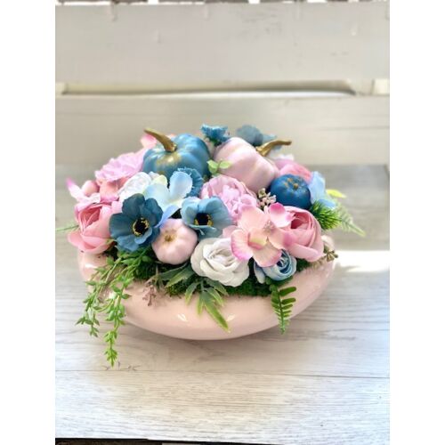 Rózsaszín kerámia tál díszítve kék és rózsaszín tökökkel, minőségi selyemvirágokkal, zöldekkel-asztaldíszek-álom kertem