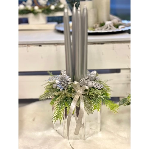 Elegáns fényes ezüst kaspó díszítve ezüst gyertyákkal, minőségi mű fenyőágakkal, tujával, tobozokkal, bogyókkal, elegáns, ezüst szálas masnival.-Karácsonyi asztaldíszek, ad
