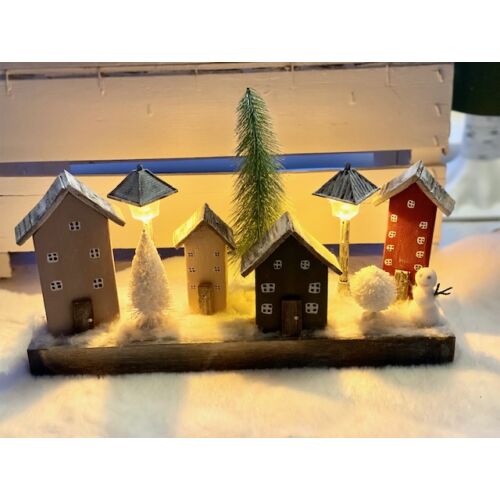 Fa láda díszítve fa házakkal, világító lámpásokkal, fenyőfákkal, hóemberrel-Karácsonyi asztaldíszek, ad