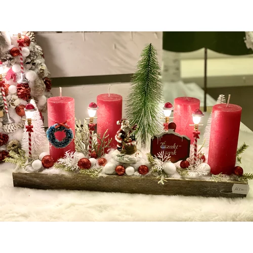 Fa láda díszítve kerámia télapóval, fenyőfákkal, világító Mikulás lámpásokkal, csillogó bogyókkal-Karácsonyi asztaldíszek, ad