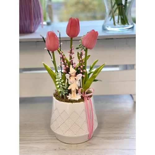 Fehér különleges kerámia kaspó díszítve élethű gumi tulipánokkal, tavaszi virágokkal, kerámia tündérrel-asztaldísz-álom kertem