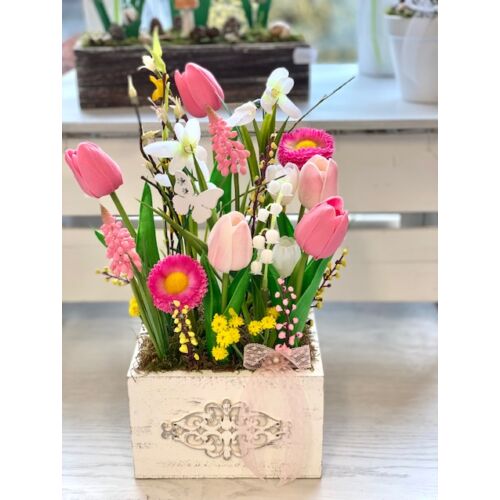 Fehér fa kocka díszítve élethű polifoam tulipánokkal, tavaszi virágokkal-asztaldísz-álom kertem